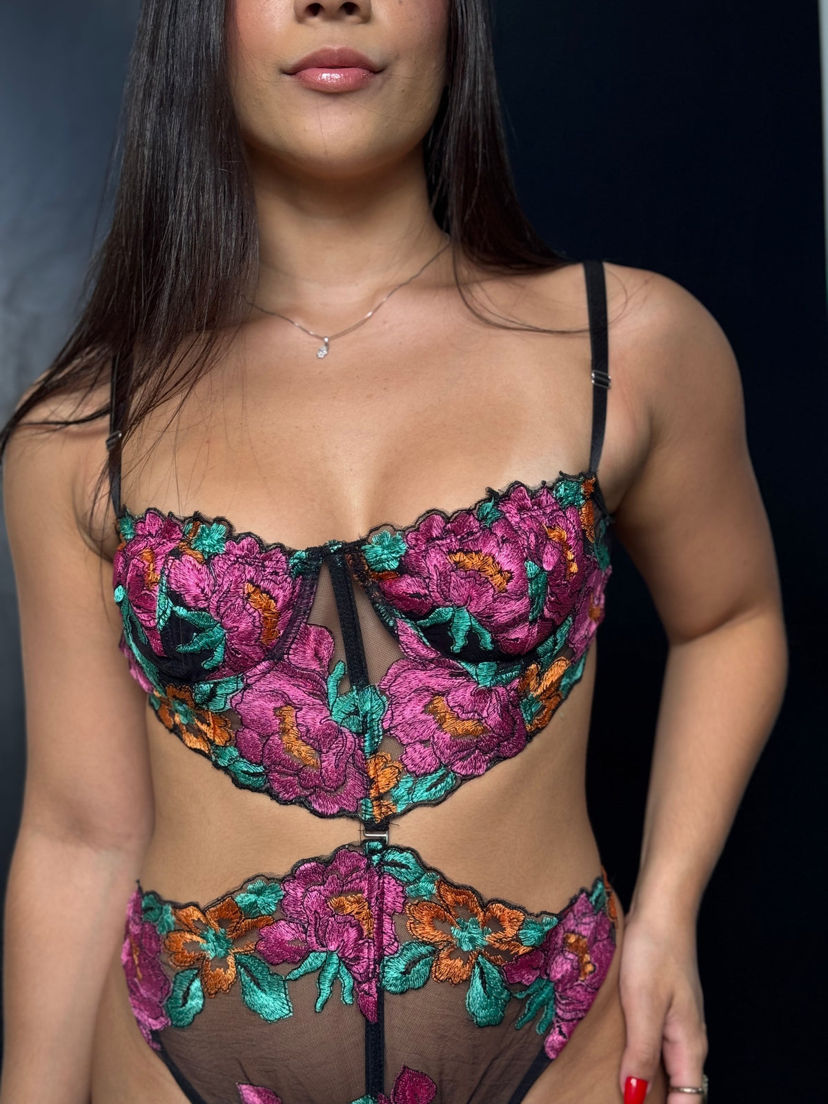 Body Lívia - Body bordado floral com recortes na cintura