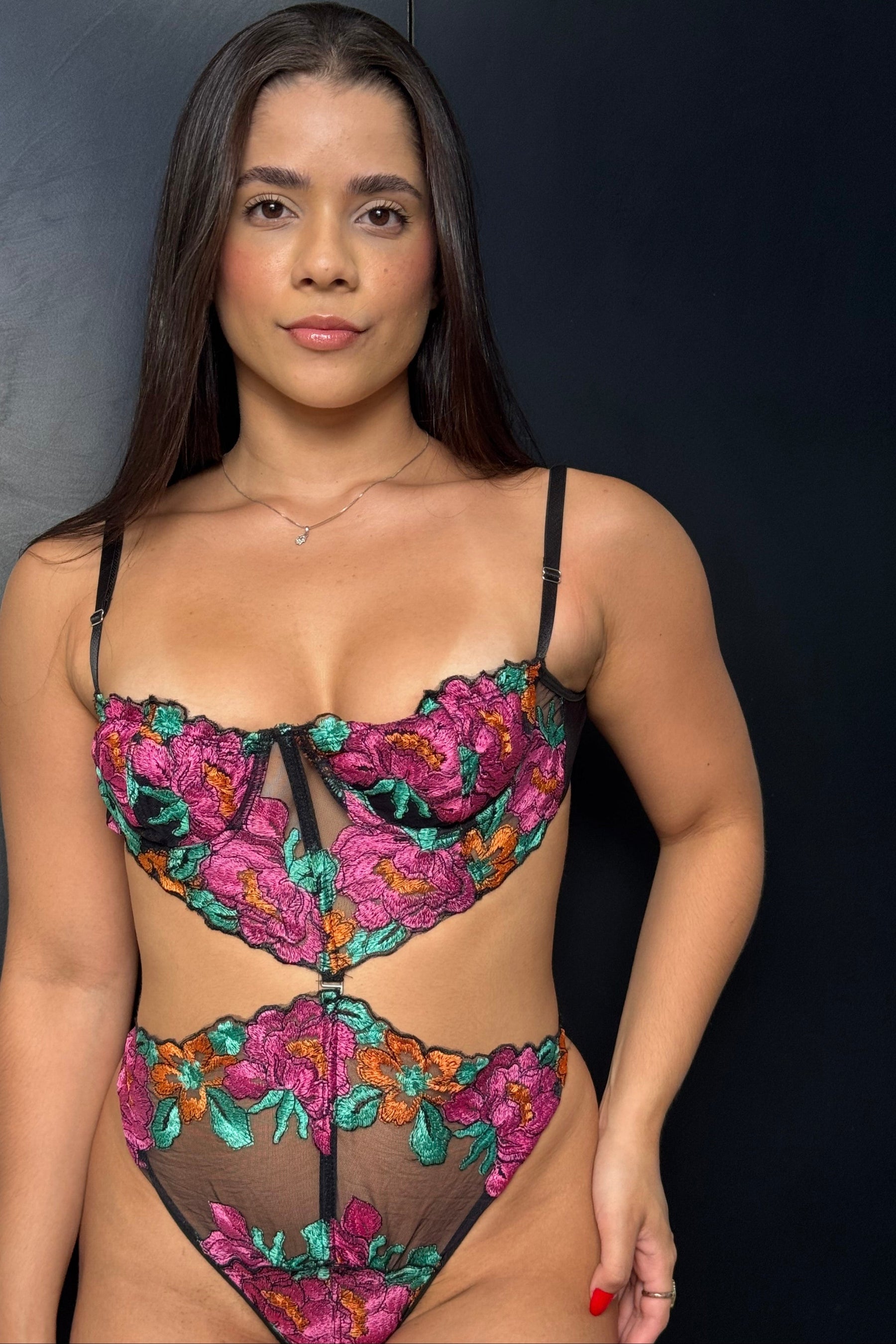 Body Lívia - Body bordado floral com recortes na cintura