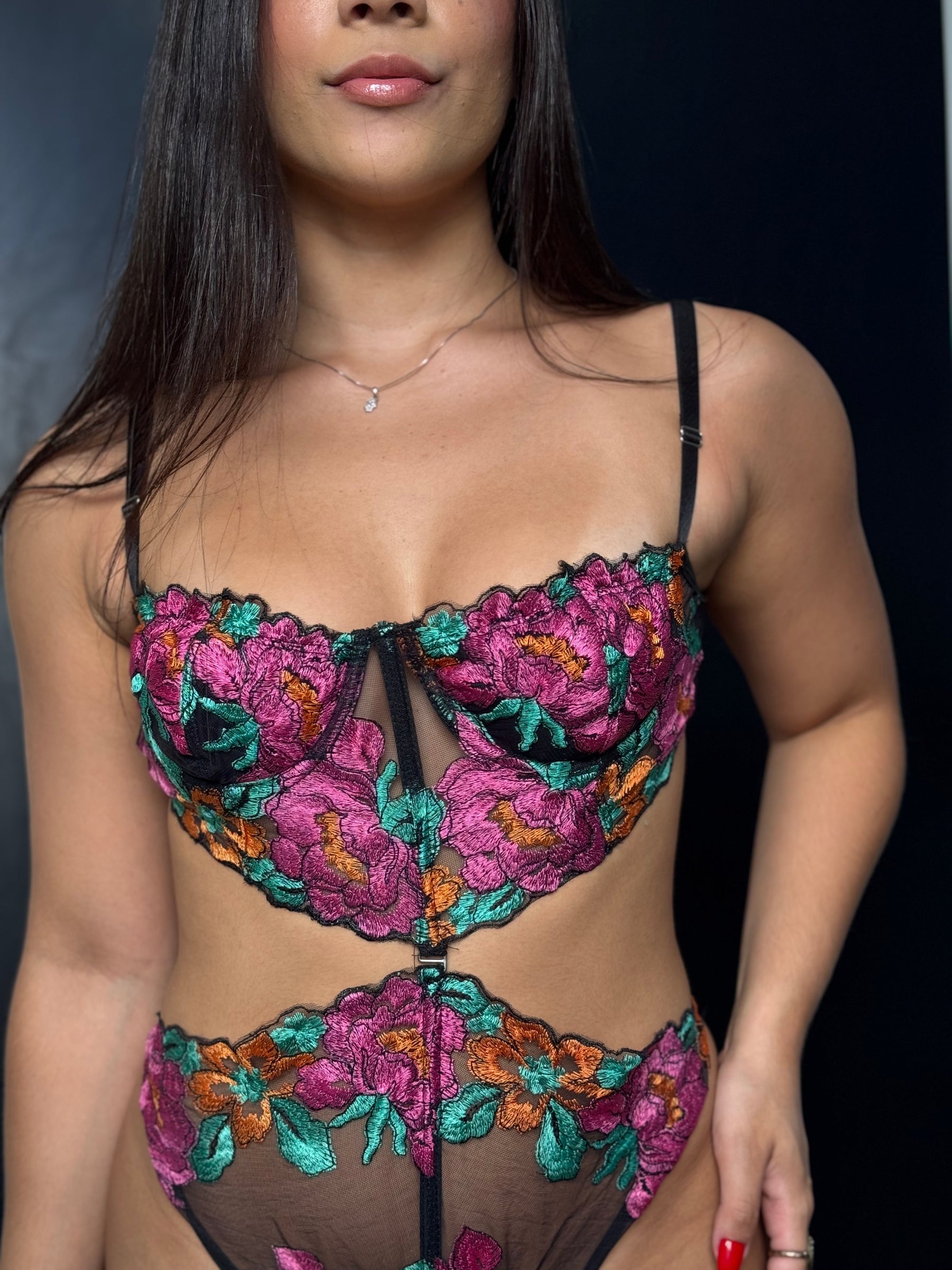 Body Lívia - Body bordado floral com recortes na cintura