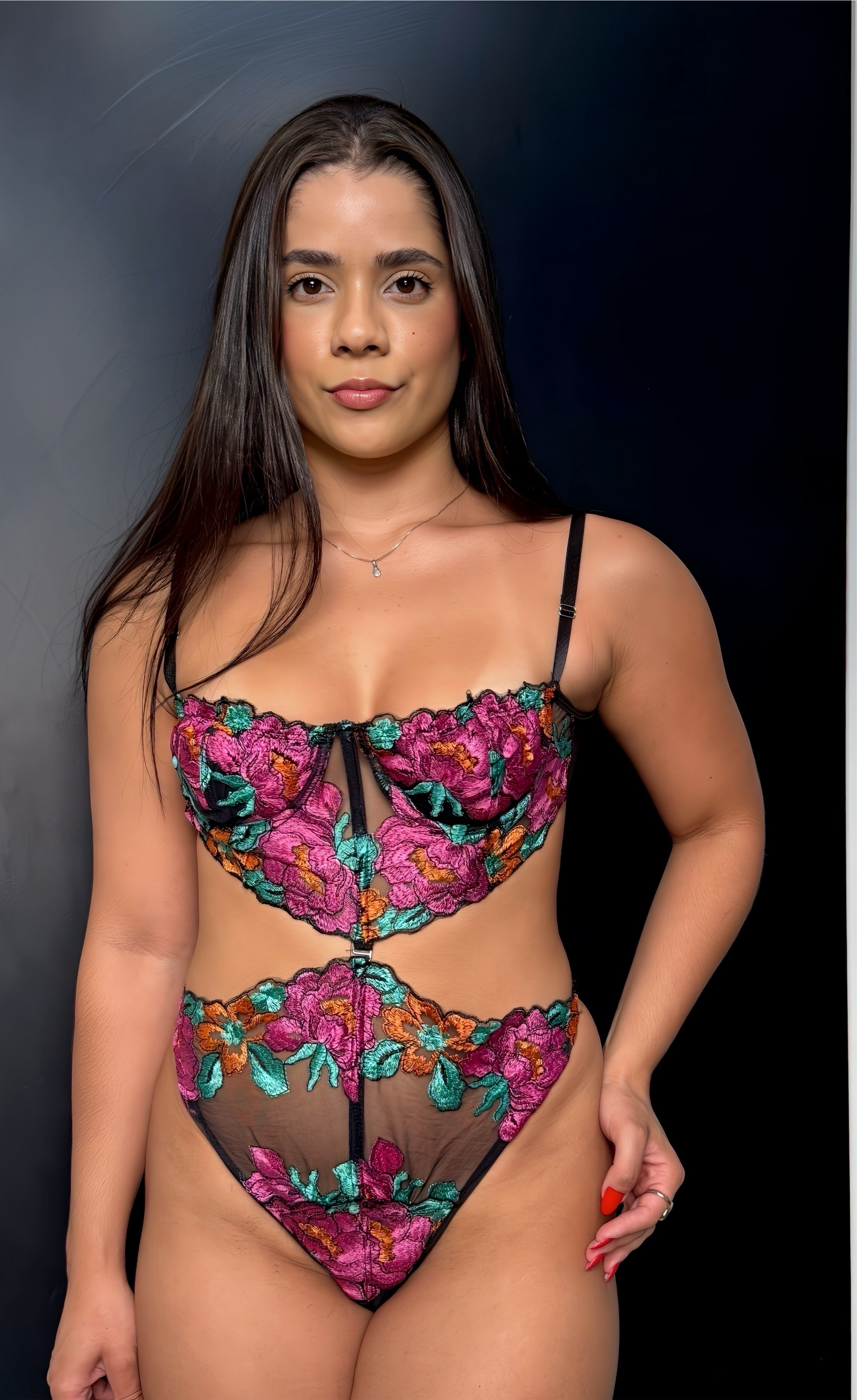 Body Lívia - Body bordado floral com recortes na cintura