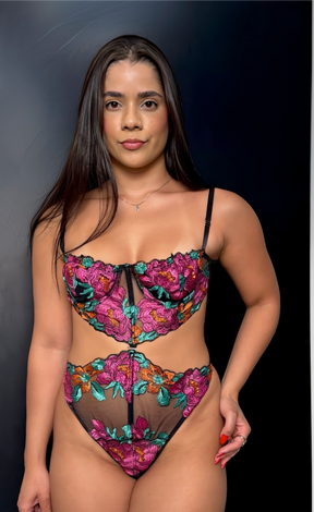 Body Lívia - Body bordado floral com recortes na cintura
