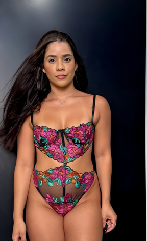 Body Lívia - Body bordado floral com recortes na cintura
