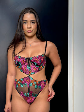 Body Lívia - Body bordado floral com recortes na cintura