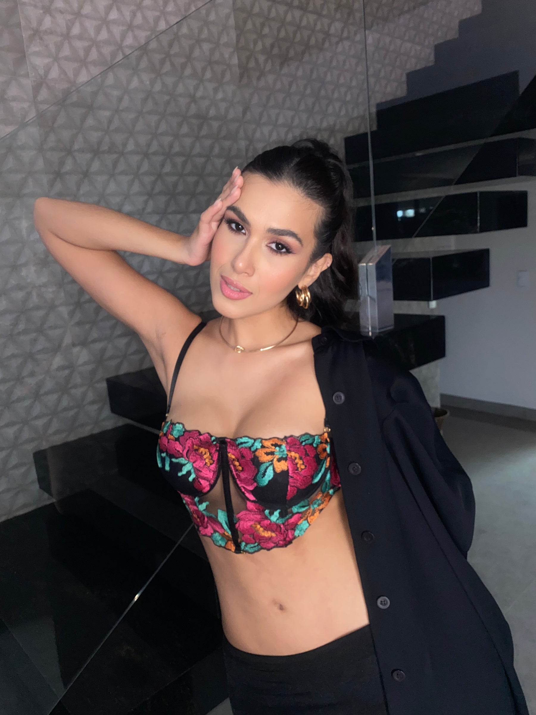 Body Lívia - Body bordado floral com recortes na cintura