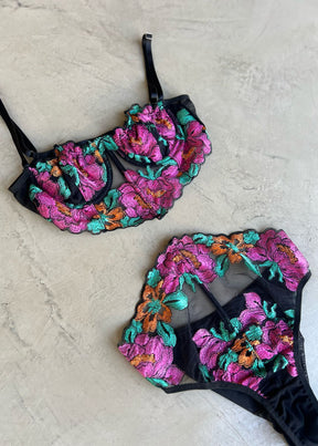 Body Lívia - Body bordado floral com recortes na cintura