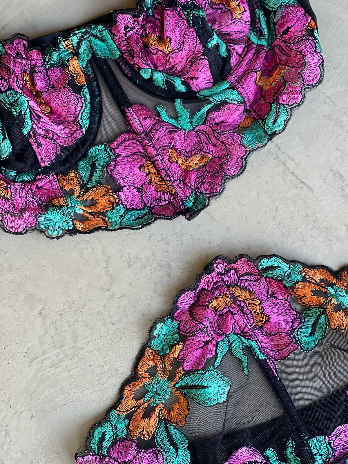 Body Lívia - Body bordado floral com recortes na cintura