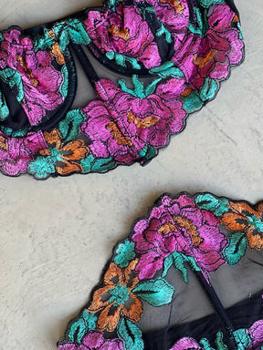 Body Lívia - Body bordado floral com recortes na cintura