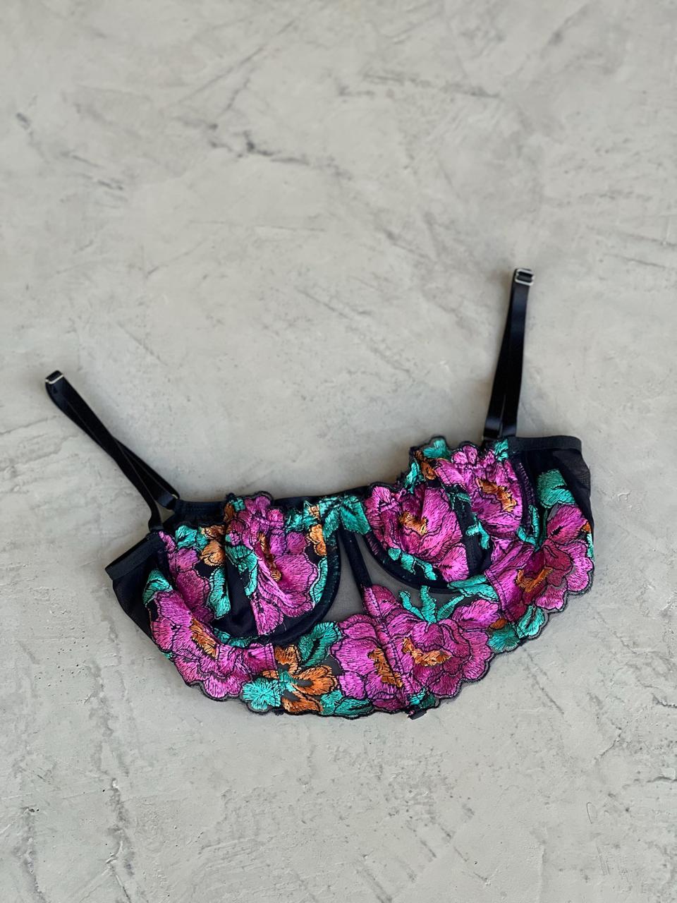 Body Lívia - Body bordado floral com recortes na cintura